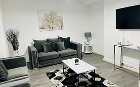 Beautiful And Homely 3 Bed House With Free Parking So Close To Man City And City Centre